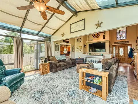 Living - 8910 Baldwin, Monroe, MI 48162 photo 4 of 7
