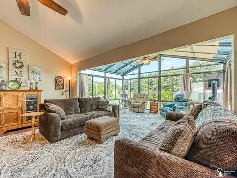 Living - 8910 Baldwin, Monroe, MI 48162 photo 2 of 7