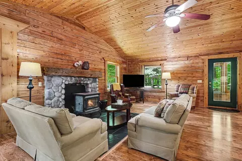 Living - 1026 Birch Rdg, Gladwin, MI 48624 photo 2 of 4