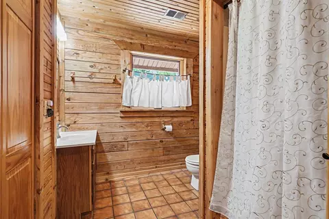 Bath - 1026 Birch Rdg, Gladwin, MI 48624 photo 3 of 5