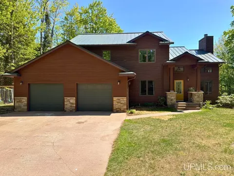 340 Pelissier Lk, Marquette, MI 49855