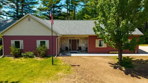 106 Windmill Ln, Marquette, MI 49855