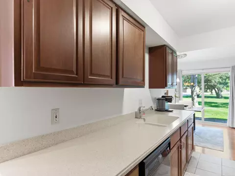 Kitchen - 46860 High Mdws, Macomb, MI 48044 photo 4 of 4