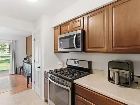 Kitchen - 46860 High Mdws, Macomb, MI 48044 photo 3 of 4