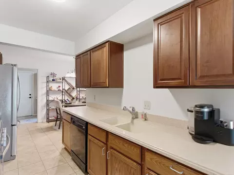 Kitchen - 46860 High Mdws, Macomb, MI 48044 photo 2 of 4