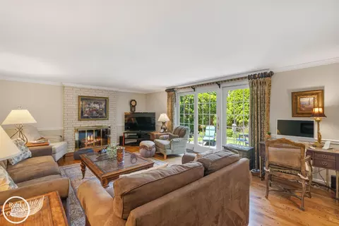 Living - 432 Saddle, Grosse Pointe Woods, MI 48236 photo 3 of 6