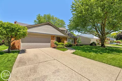 Exterior - 432 Saddle, Grosse Pointe Woods, MI 48236 photo 4 of 10