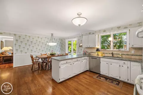 Kitchen - 432 Saddle, Grosse Pointe Woods, MI 48236 photo 5 of 6