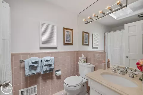 Bath - 432 Saddle, Grosse Pointe Woods, MI 48236 photo 3 of 3