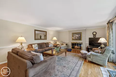 Living - 432 Saddle, Grosse Pointe Woods, MI 48236 photo 4 of 6