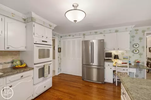 Kitchen - 432 Saddle, Grosse Pointe Woods, MI 48236 photo 6 of 6