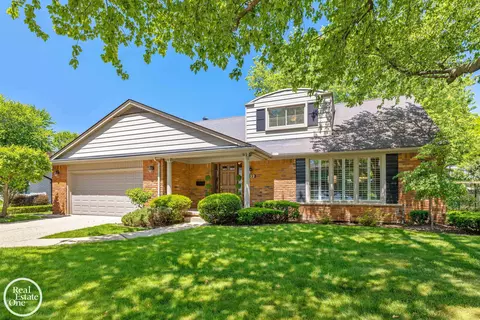 432 Saddle, Grosse Pointe Woods, MI 48236
