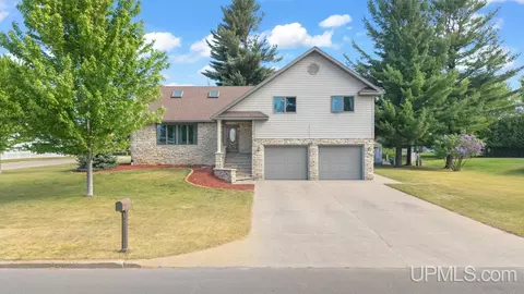 3016 S 5th, Escanaba, MI 49829