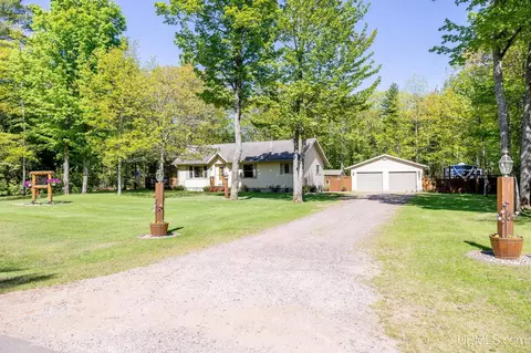 70 Feather Rdg, Marquette, MI 49855
