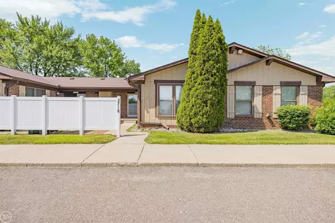 2718 Roundtree, Troy, MI 48083