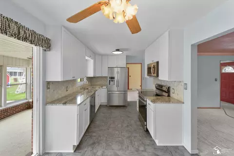 Kitchen - 1065 Valetta, Temperance, MI 48182 photo 1 of 2