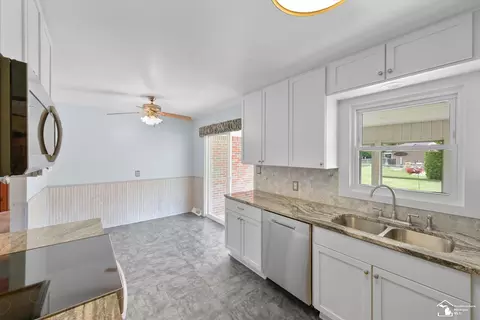 Kitchen - 1065 Valetta, Temperance, MI 48182 photo 2 of 2