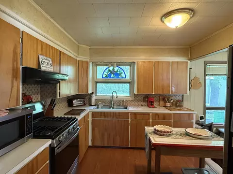 Kitchen - 182 E M-61, Gladwin, MI 48624 photo 3 of 4