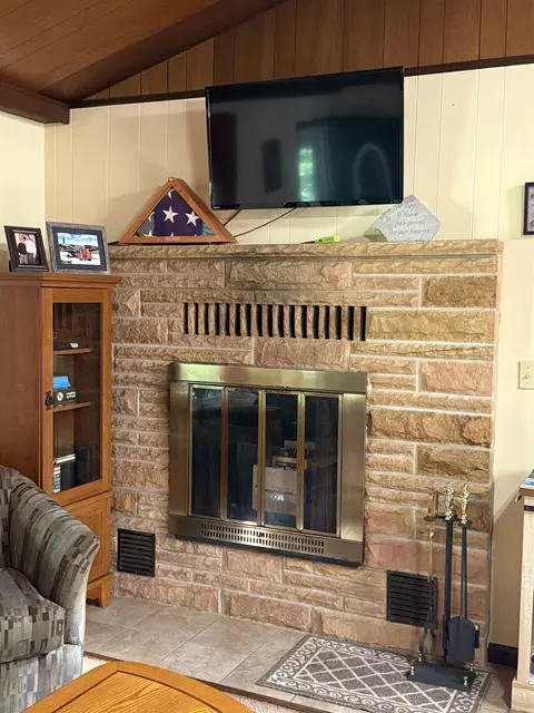 Living - 948 Rivers Ter, Gladwin, MI 48624 photo 4 of 5