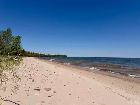 2060 Hermits Cv, Gay, MI 49945
