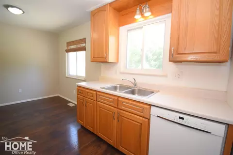 Kitchen - 505 Wild Oak, Perry, MI 48872 photo 1 of 3