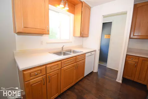 Kitchen - 505 Wild Oak, Perry, MI 48872 photo 2 of 3