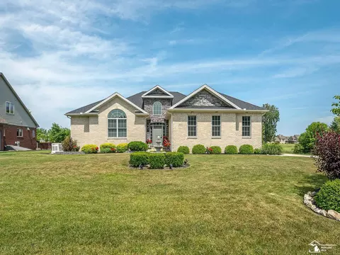 1035 Saint James Park, Monroe, MI 48161