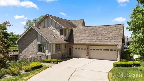 Exterior - 2009 13th Ave S, Escanaba, MI 49829 photo 5 of 15