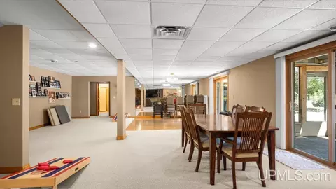 Dining - 2009 13th Ave S, Escanaba, MI 49829 photo 4 of 4