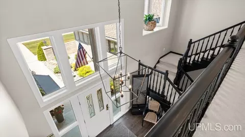 Entry Way - 2009 13th Ave S, Escanaba, MI 49829 photo 6 of 9