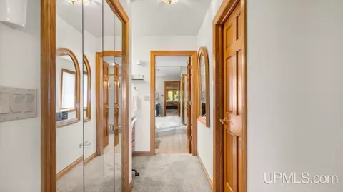 Entry Way - 2009 13th Ave S, Escanaba, MI 49829 photo 4 of 9