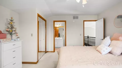 Bedroom - 2009 13th Ave S, Escanaba, MI 49829 photo 4 of 10