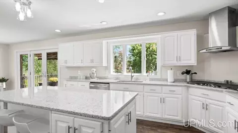 Kitchen - 2009 13th Ave S, Escanaba, MI 49829 photo 1 of 4