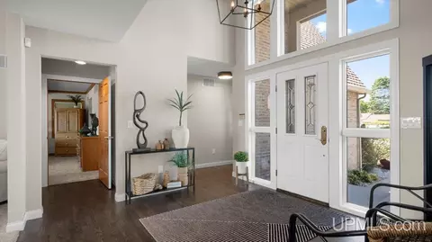 Entry Way - 2009 13th Ave S, Escanaba, MI 49829 photo 1 of 9