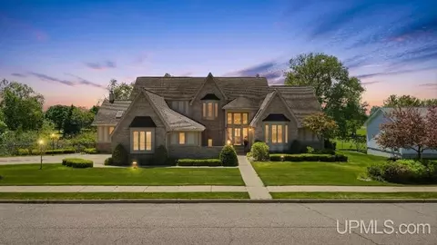 Exterior - 2009 13th Ave S, Escanaba, MI 49829 photo 2 of 15