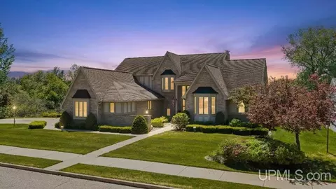 2009 13th Ave S, Escanaba, MI 49829