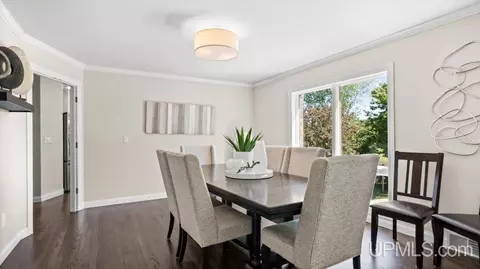 Dining - 2009 13th Ave S, Escanaba, MI 49829 photo 2 of 4