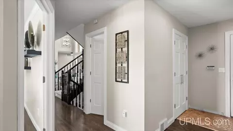 Entry Way - 2009 13th Ave S, Escanaba, MI 49829 photo 3 of 9