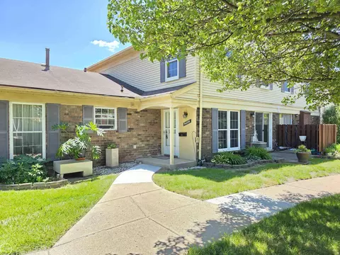 34299 Garfield Cir, Fraser, MI 48026