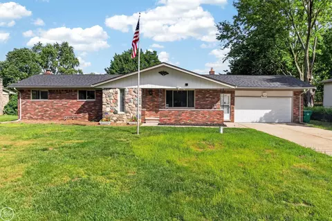 8650 Sandy Crst, White Lake, MI 48386