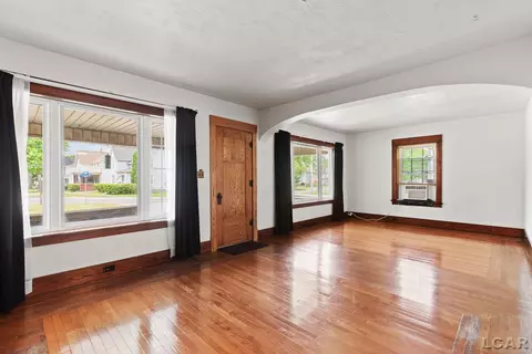 Living - 302 Croswell, Adrian, MI 49221 photo 4 of 6