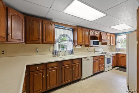 Kitchen - 302 Croswell, Adrian, MI 49221 photo 2 of 6