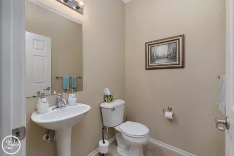 Bath - 1048 Lakepointe #A, Grosse Pointe Park, MI 48230 photo 2 of 4