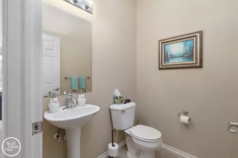 Bath - 1048 Lakepointe #A, Grosse Pointe Park, MI 48230 photo 1 of 4