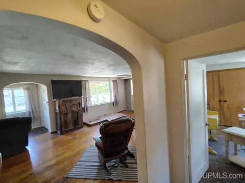 Entry Way - 415 Birch, Munising, MI 49862 photo 3 of 8