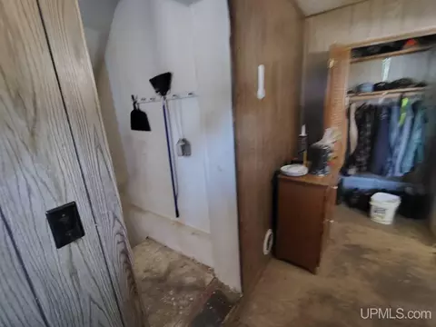 Entry Way - 415 Birch, Munising, MI 49862 photo 5 of 8