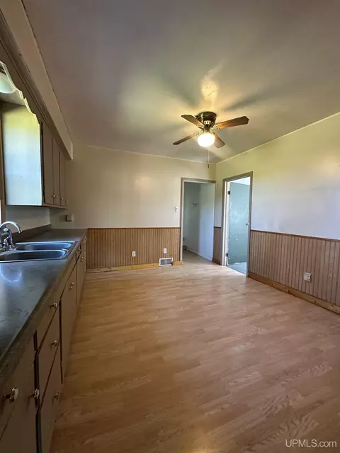 Kitchen - 6038 29th, Gladstone, MI 49837 photo 2 of 2