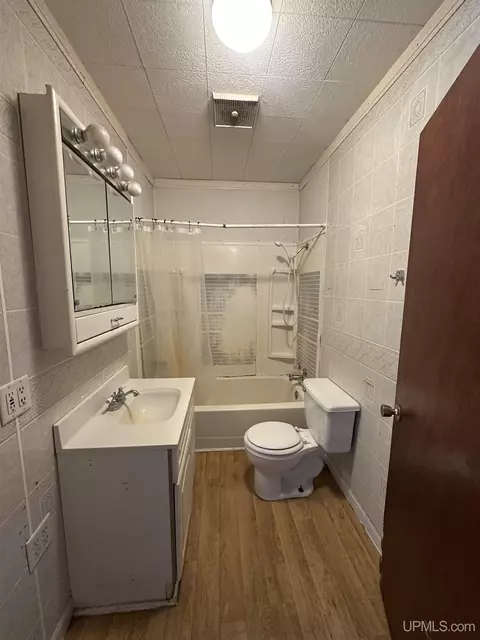 Bath - 6038 29th, Gladstone, MI 49837 photo 1 of 1