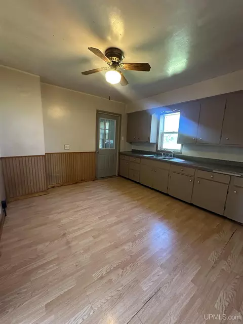 Kitchen - 6038 29th, Gladstone, MI 49837 photo 1 of 2