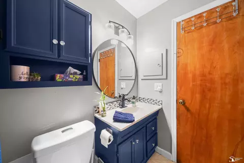 Bath - 3264 Maple, Melvindale, MI 48122 photo 2 of 4